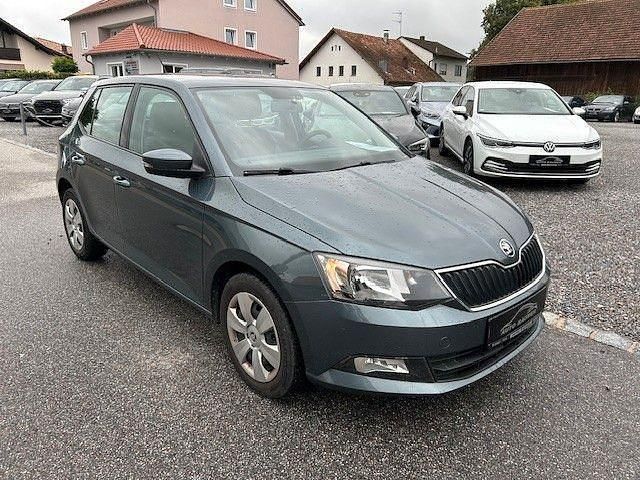 Grau Gebraucht 2016 Skoda Fabia Ambition Limousine | 9.990 € (Guter Preis) - Bild 1/4