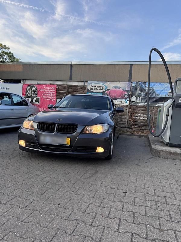 Grau Gebraucht 2005 BMW 325 Kleinwagen | 1.900 € - Bild 1/4