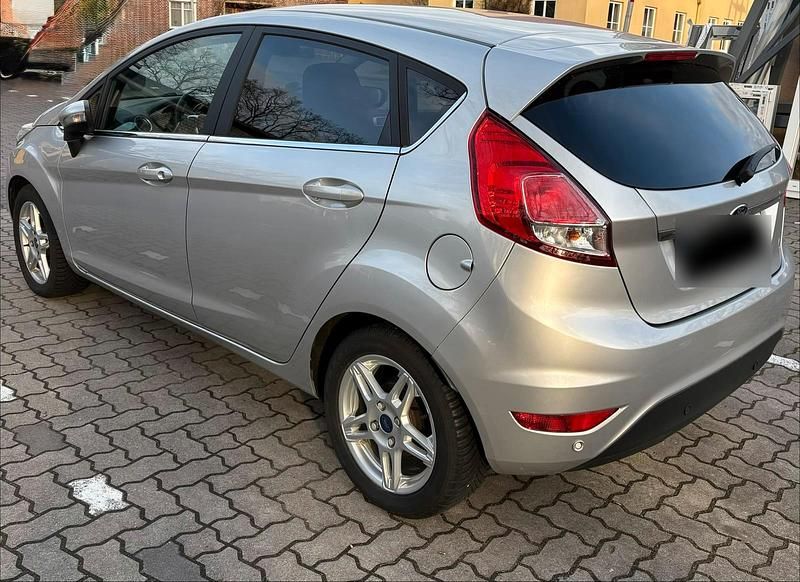Gebraucht Ford Fiesta Titanium 125 PS (91 kW) 2013 Silber Kleinwagen