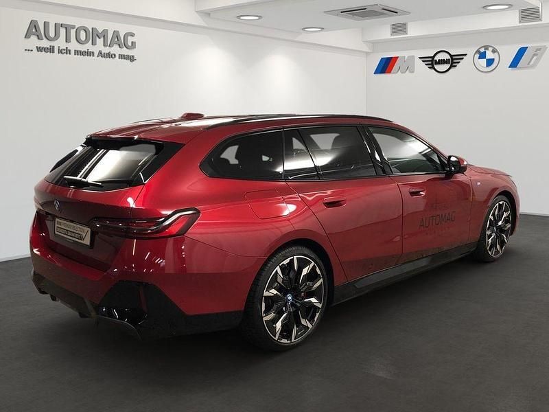 Gebraucht BMW 550e Performance 489 PS (359 kW) 2025 Dragon fire rot Kombi
