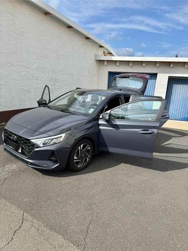 Grau Gebraucht 2023 Hyundai i20 Trend Kleinwagen | 16.200 € - Bild 1/4
