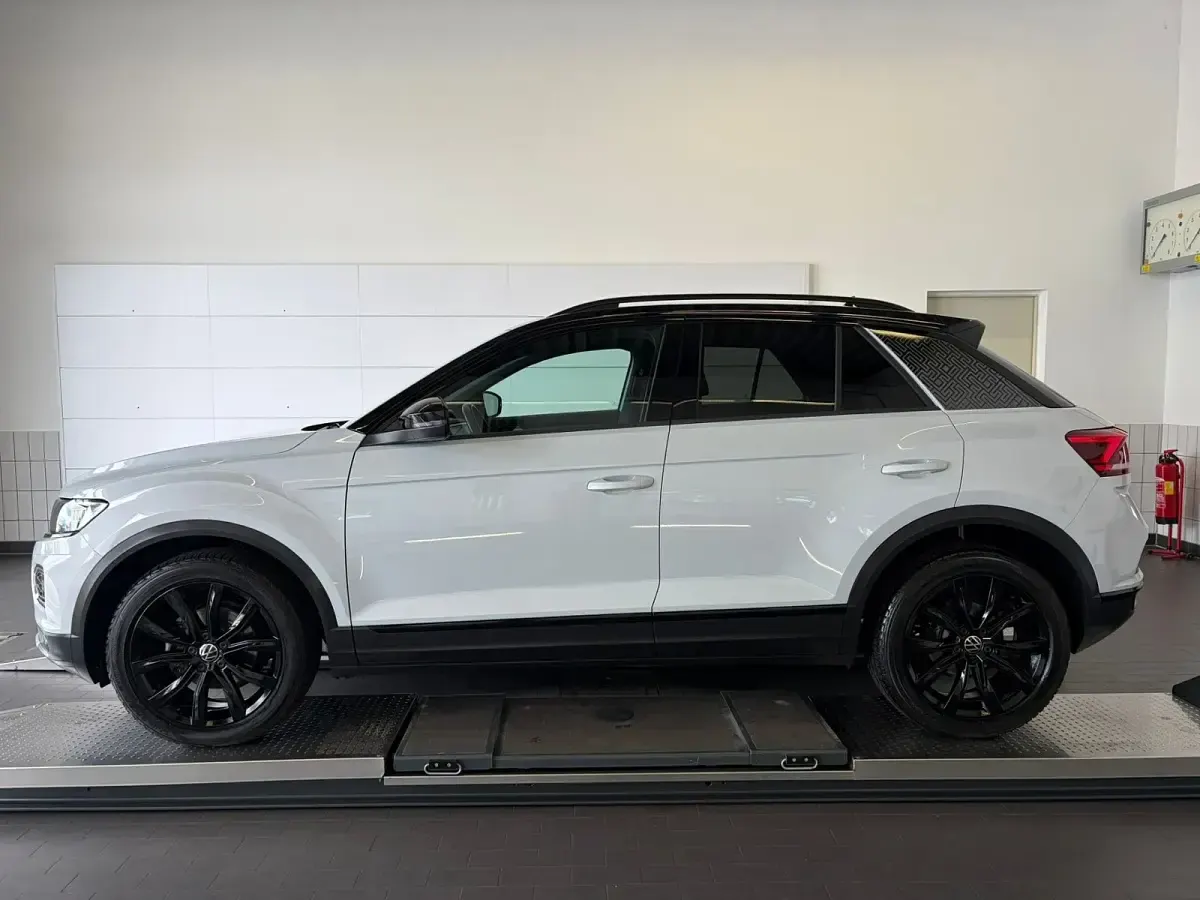 Gebraucht VW T-Roc Sportline 150 PS (110 kW) 2021 White silver metallic SUV