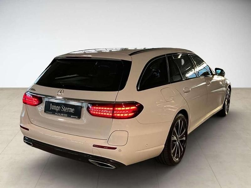 Gebraucht Mercedes E300 Avantgarde 320 PS (235 kW) 2022 Unilack polarweiß Kombi