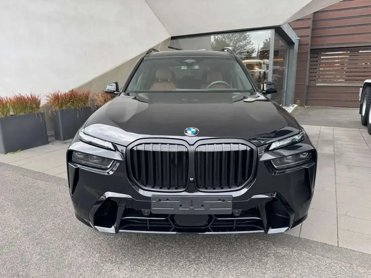 Gebraucht BMW X7 M Sport 352 PS (258 kW) 2026 Black sapphire metallic SUV