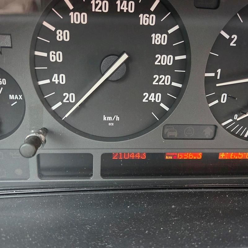 Grau Gebraucht 2000 BMW 523 Limousine | 3.700 € (Fairer Preis) - Bild 1/3