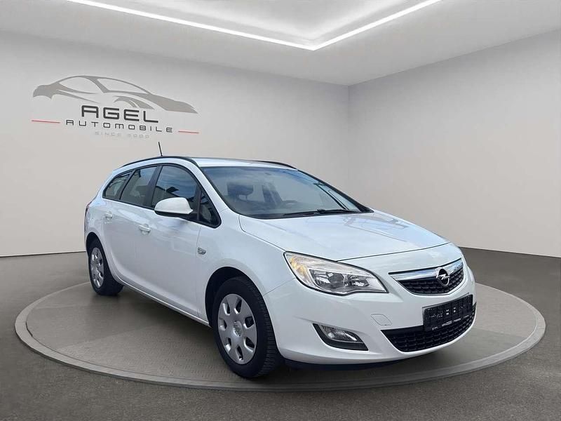 Gebraucht Opel Astra Selection 101 PS (74 kW) 2011 Schneeweiss/summitwhite/arctic Kombi