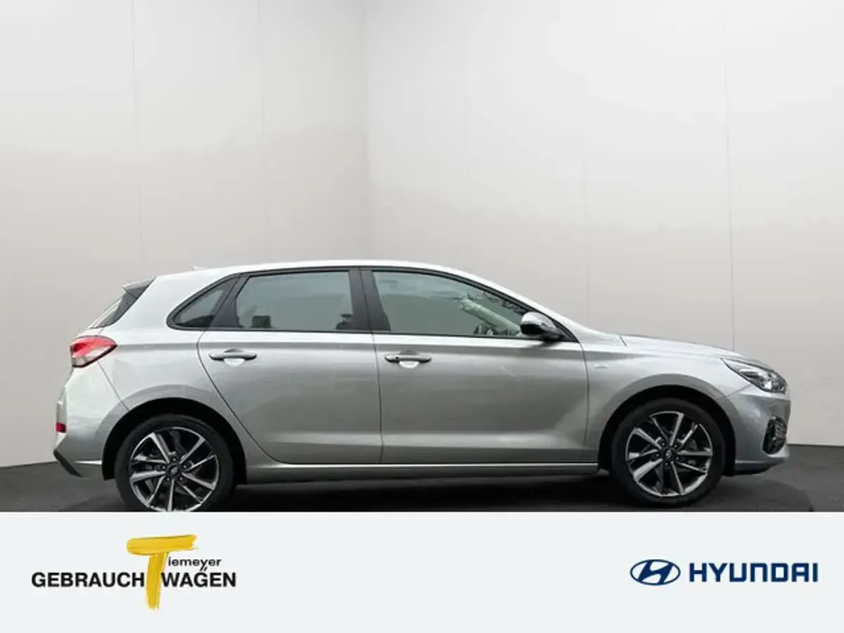 Gebraucht Hyundai i30 Trend 120 PS (88 kW) 2022 Silber Limousine