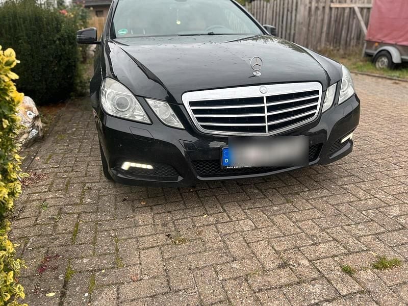 Schwarz Gebraucht 2009 Mercedes E220 Limousine | 6.500 € (Guter Preis) - Bild 1/4