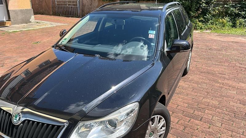 Schwarz Gebraucht 2010 Skoda Octavia Kombi | 3.700 € (Superpreis) - Bild 1/4