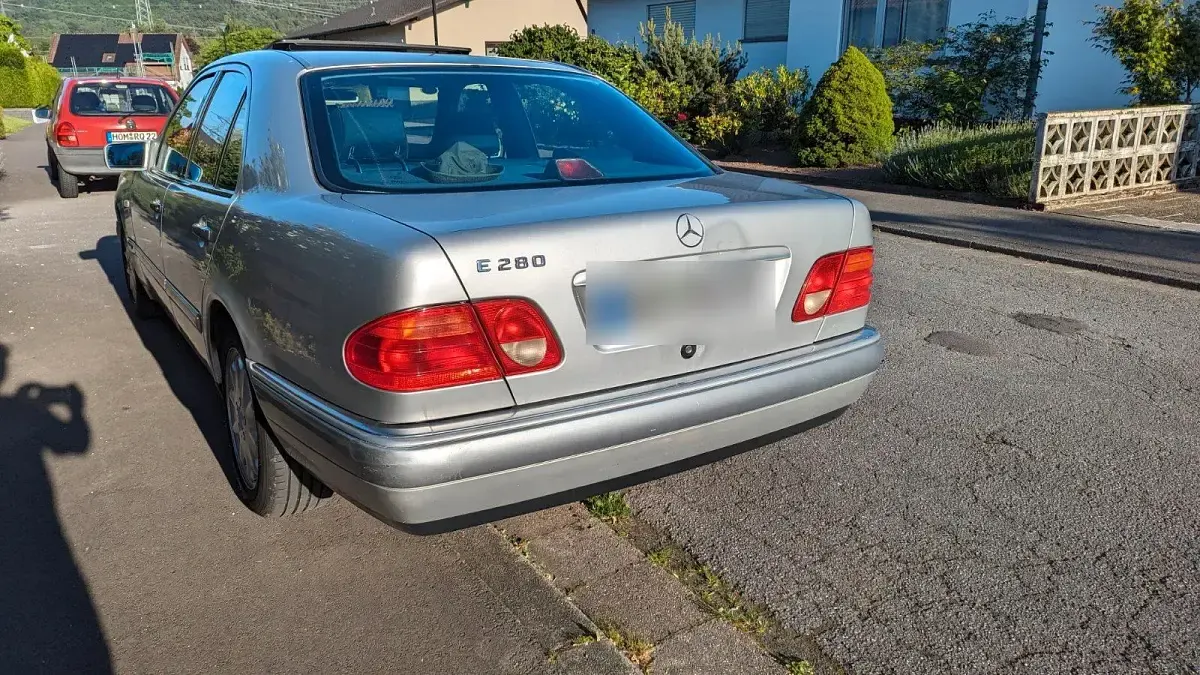 Gebraucht Mercedes E280 193 PS (141 kW) 1997 Silber Limousine