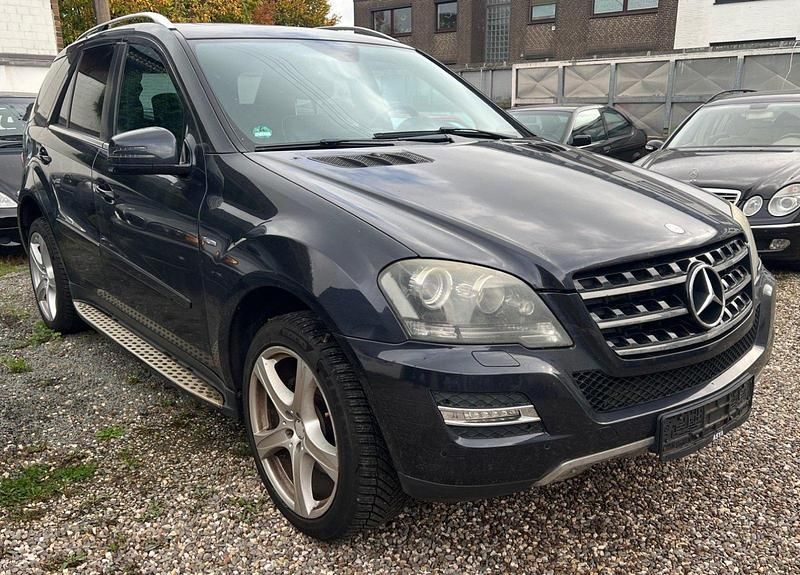 Blau Gebraucht 2011 Mercedes ML300 SUV | 7.900 € (Fairer Preis) - Bild 1/4