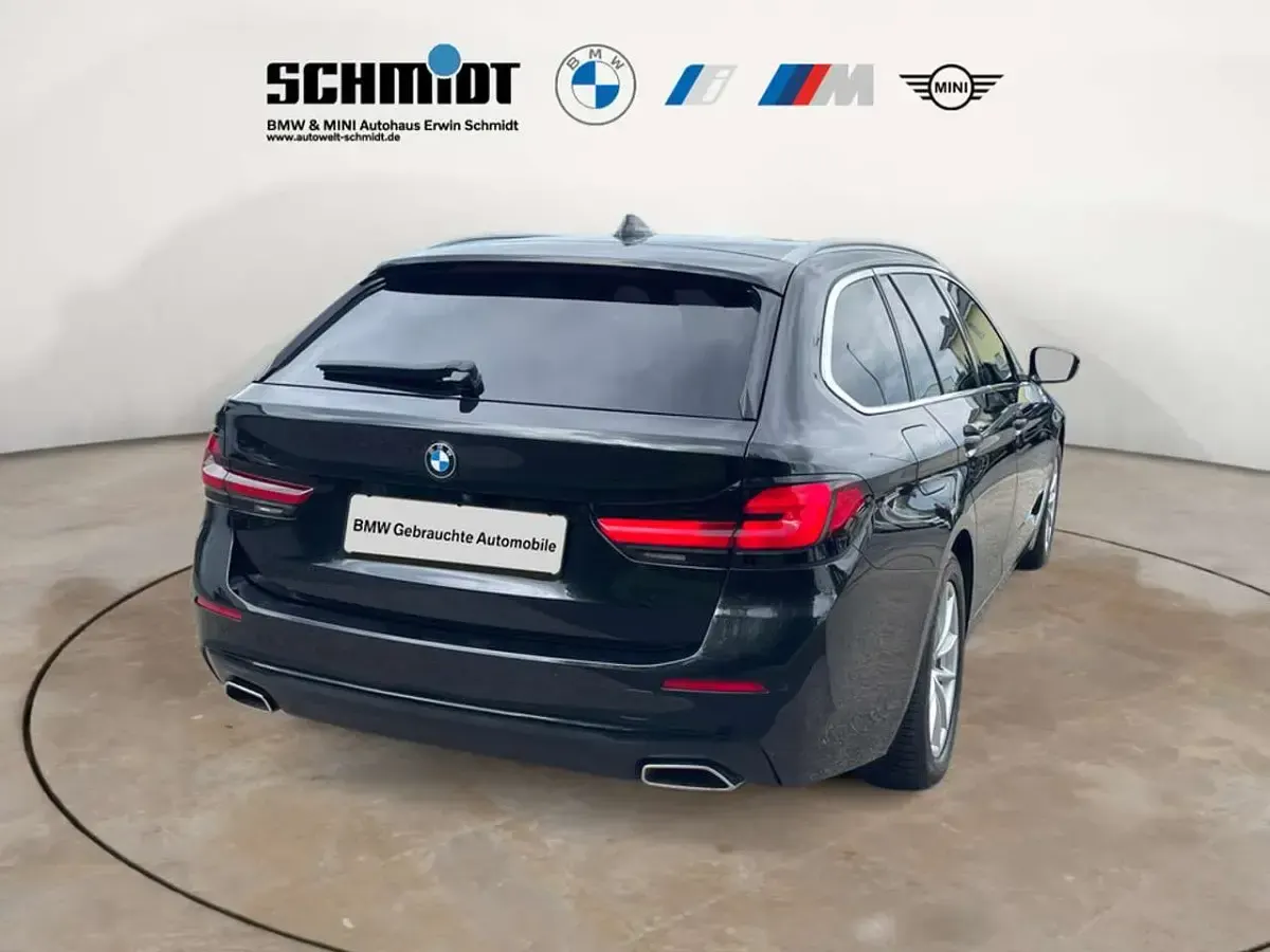 Gebraucht BMW 520 190 PS (139 kW) 2023 Saphirschwarz metallic Kombi