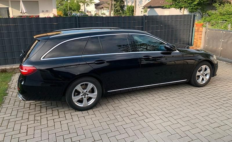 Gebraucht Mercedes E220 179 PS (131 kW) 2019 Schwarz Kombi