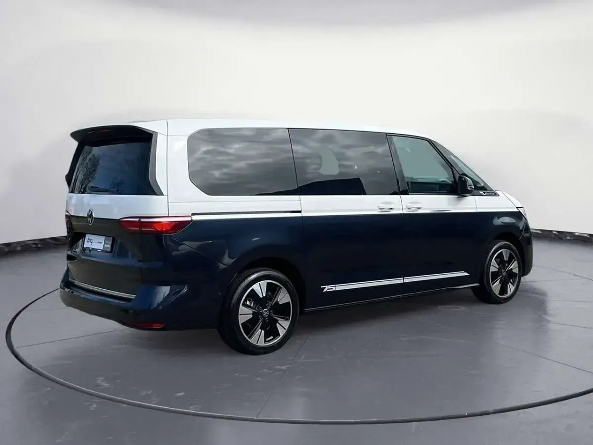 Neu VW Multivan Life 150 PS (110 kW) 2026 Candyweiß/ starlight blue met Van / Kleinbus