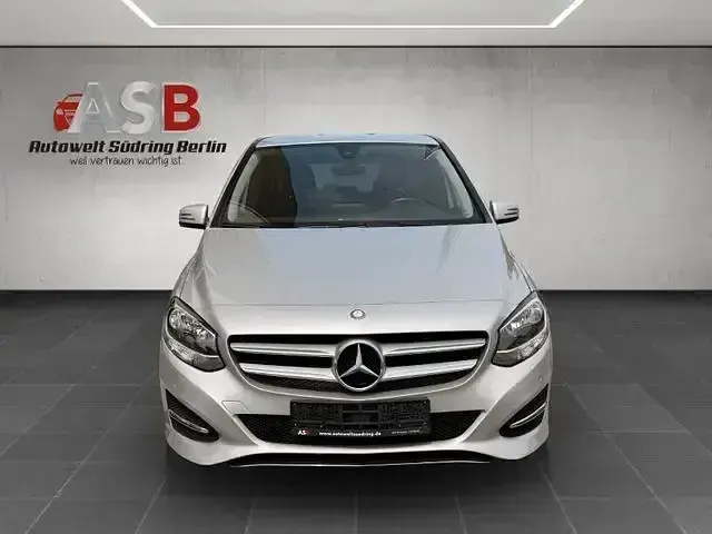 Gebraucht Mercedes B180 Style 122 PS (89 kW) 2015 Silber Kleinwagen