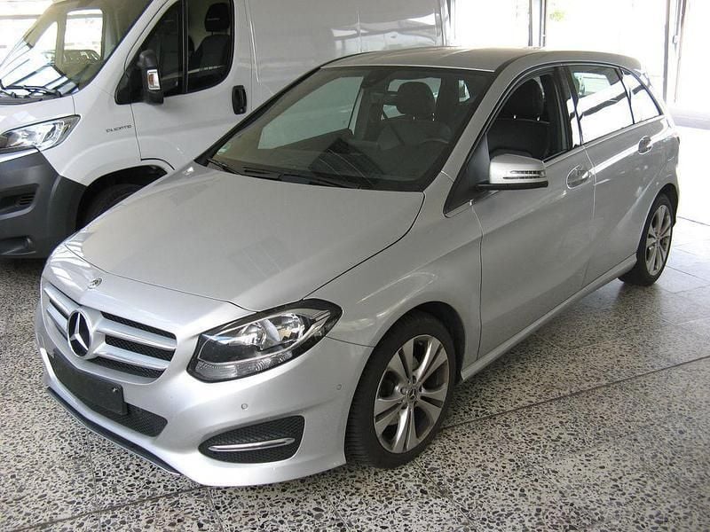 Silber Gebraucht 2018 Mercedes B180 Style Van / Kleinbus | 19.999 € (Fairer Preis) - Bild 1/4