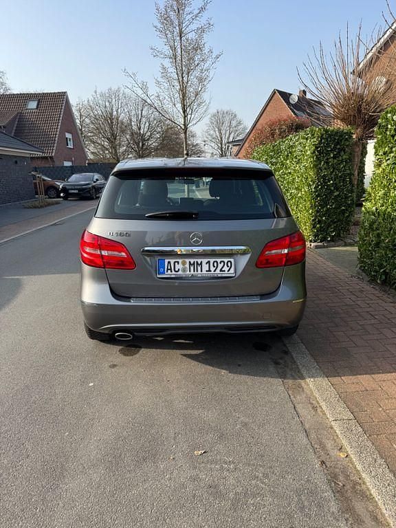 Gebraucht Mercedes B180 122 PS (89 kW) 2012 Grau Van / Kleinbus