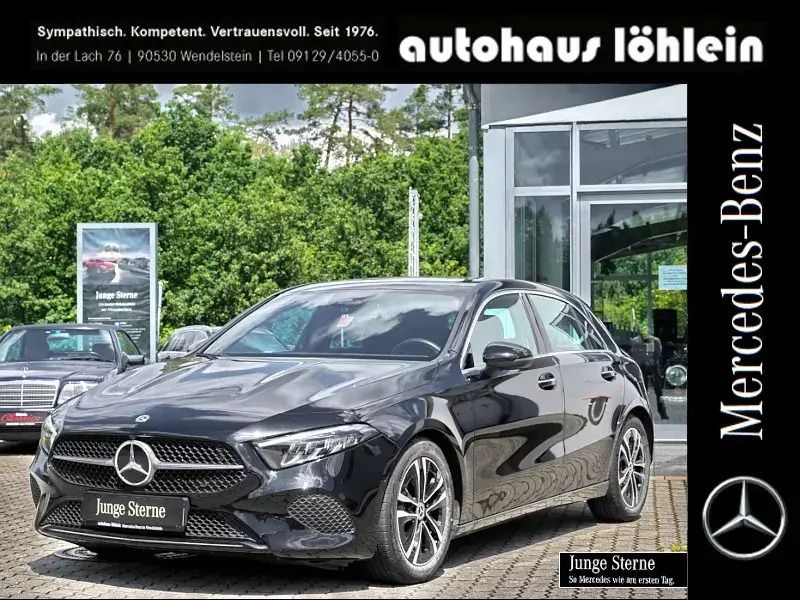 Metalliclack kosmosschwarz Gebraucht 2023 Mercedes A180 Premium Limousine | 28.650 € (Guter Preis) - Bild 1/4