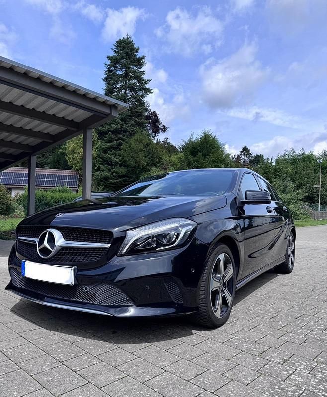 Schwarz Gebraucht 2018 Mercedes A180 Limousine | 16.900 € (Guter Preis) - Bild 1/4