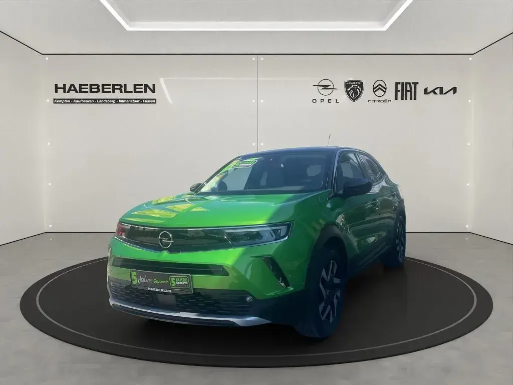 Gebraucht Opel Mokka Elegance 101 PS (74 kW) 2023 Matcha green/ikone gruen (metallic) SUV