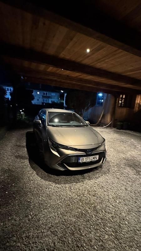 Braun Gebraucht 2021 Toyota Corolla Hybrid Kleinwagen | 19.500 € - Bild 1/4