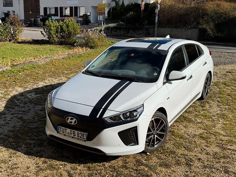 Weiß Gebraucht 2019 Hyundai Ioniq Premium Kleinwagen | 15.300 € (Etwas zu teuer) - Bild 1/4