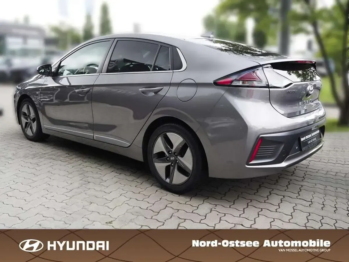 Gebraucht Hyundai Ioniq 105 PS (77 kW) 2021 Fluidic metal / met Kleinwagen