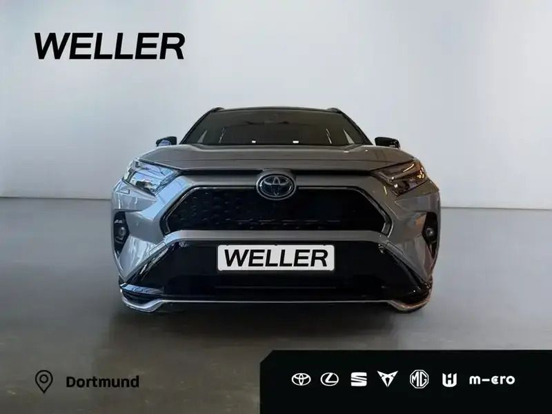 Lichtsilber metallic / tiefschwarz metallic Neu 2025 Toyota RAV4 Hybrid Style SUV | 61.990 € (Teuer) - Bild 1/3