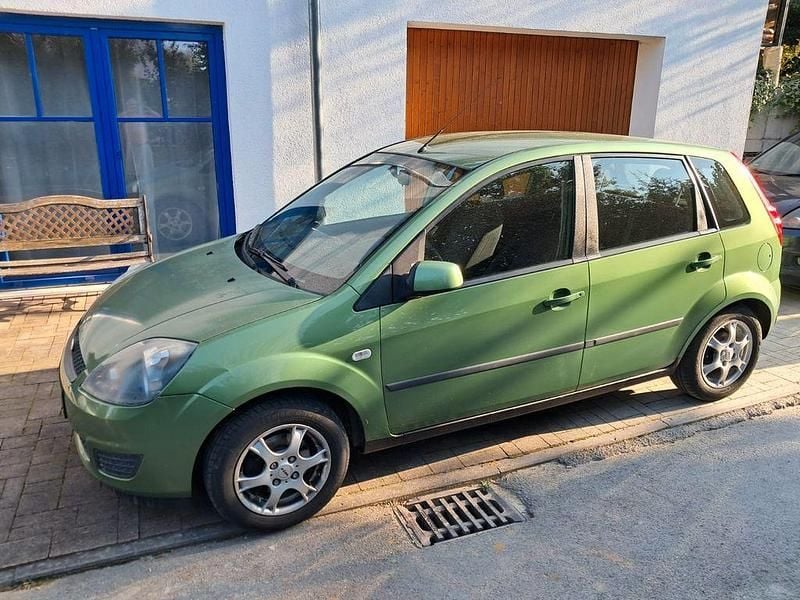 Grün Gebraucht 2008 Ford Fiesta Kleinwagen | 550 € - Bild 1/4