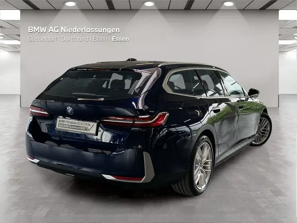 Gebraucht BMW 530e Sport Line 299 PS (219 kW) 2024 Blau Kombi