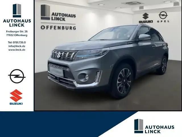 Grau Neu 2024 Suzuki Vitara Comfort+ SUV | 25.988 € (Etwas zu teuer) - Bild 1/4