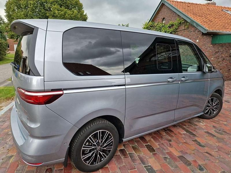 Gebraucht VW Multivan Style 150 PS (110 kW) 2023 Silber Van