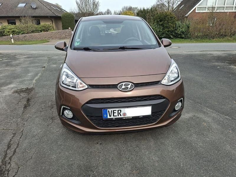 Gebraucht Hyundai i10 Edition 87 PS (63 kW) 2015 Braun Kleinwagen