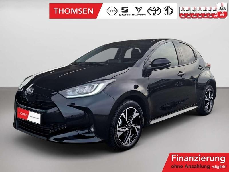 Mystic schwarz mica Gebraucht 2025 Toyota Yaris Hybrid Limousine | 22.885 € (Guter Preis) - Bild 1/3