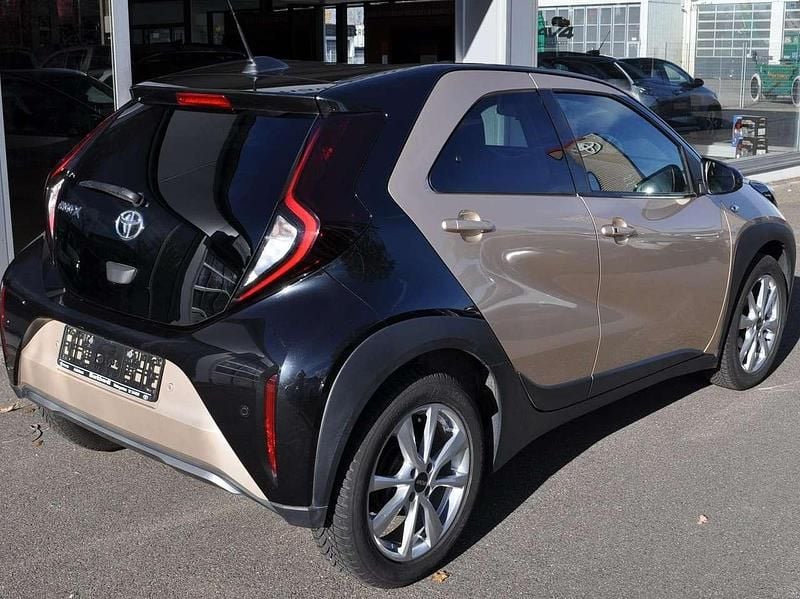 Gebraucht Toyota Aygo X-plore 72 PS (52 kW) 2022 Ginger beige black mica Kleinwagen