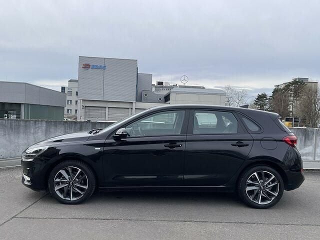 Gebraucht Hyundai i30 120 PS (88 kW) 2024 Phantom black / mic metallic Limousine