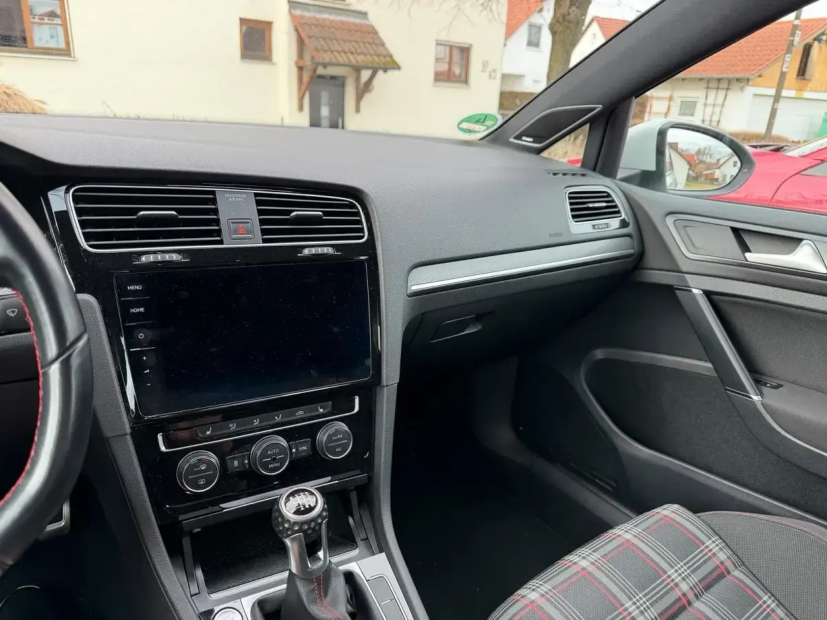 Second-hand VW Golf VII GTI 235 CP (172 kW) 2018 Alb Berlinǎ