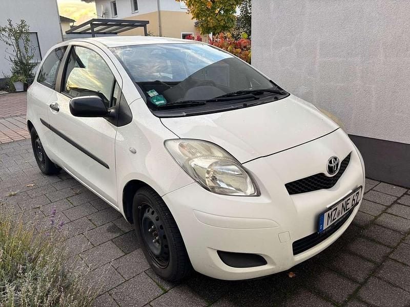 Weiß Gebraucht 2010 Toyota Yaris Life Limousine | 2.200 € (Superpreis) - Bild 1/4