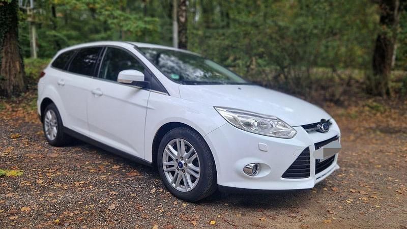 Weiß Gebraucht 2013 Ford Focus Titanium Limousine | 2.700 € (Guter Preis) - Bild 1/4