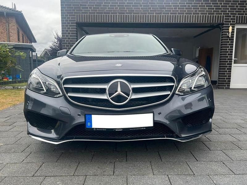 Grau Gebraucht 2017 Mercedes E350 AMG line Limousine | 31.750 € (Fairer Preis) - Bild 1/4