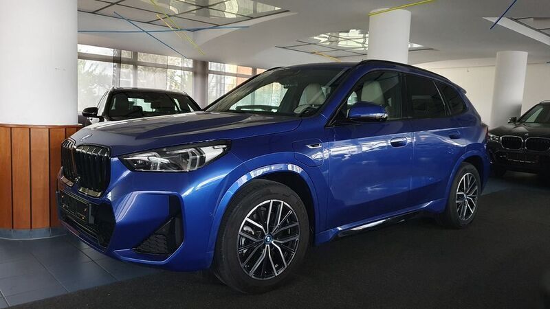Portimao blau metallic Gebraucht 2023 BMW X1 M Sport SUV | 46.990 € (Fairer Preis) - Bild 1/4