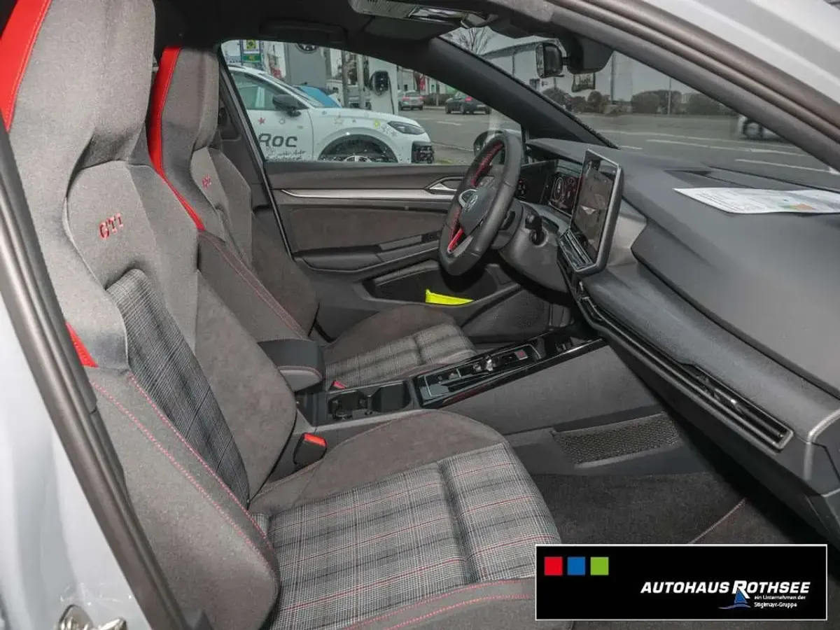 Gebraucht VW Golf VIII GTI 265 PS (194 kW) 2026 Mondsteingrau schwarz Limousine