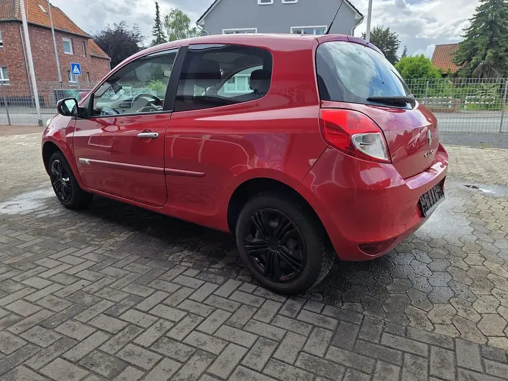 Gebraucht Renault Clio II Dynamique 75 PS (55 kW) 2010 Rot Limousine