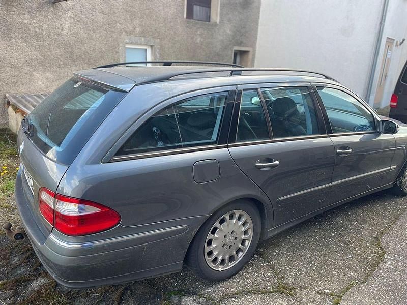 Gebraucht Mercedes E220 150 PS (110 kW) 2005 Grau Kombi