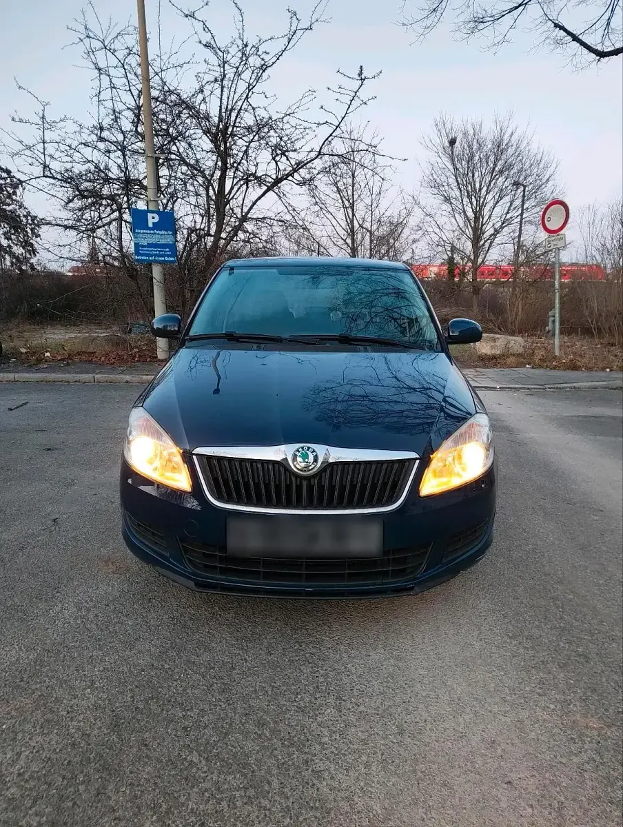Gebraucht Skoda Fabia 60 PS (44 kW) 2011 Blau Kleinwagen
