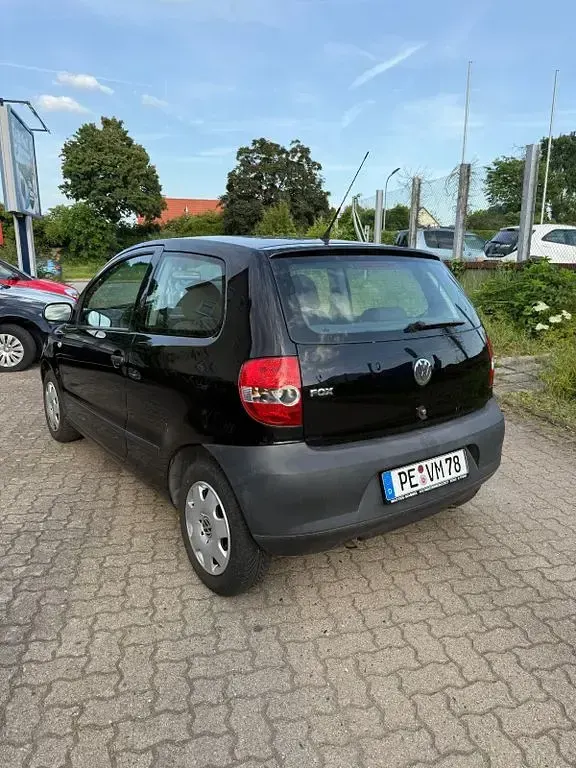 Gebraucht VW Fox Basis 60 PS (44 kW) 2011 Schwarz Kleinwagen