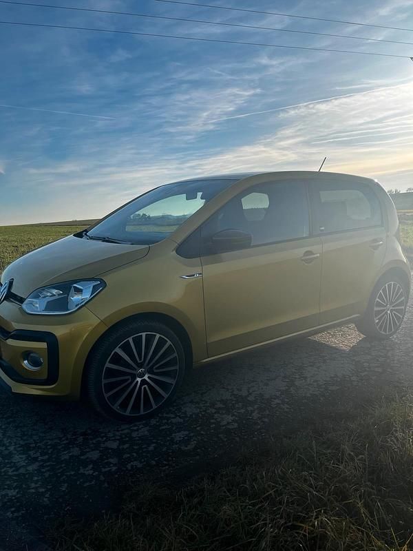 Second-hand VW up! 95 CP (69 kW) 2017 Auriu Hatchback