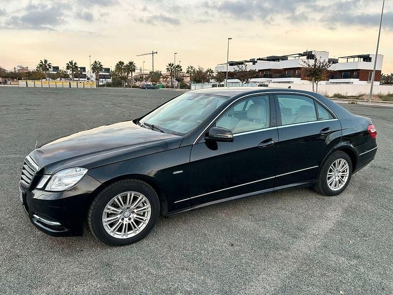 Schwarz Gebraucht 2010 Mercedes E200 Avantgarde Limousine | 7.800 € (Guter Preis) - Bild 1/4