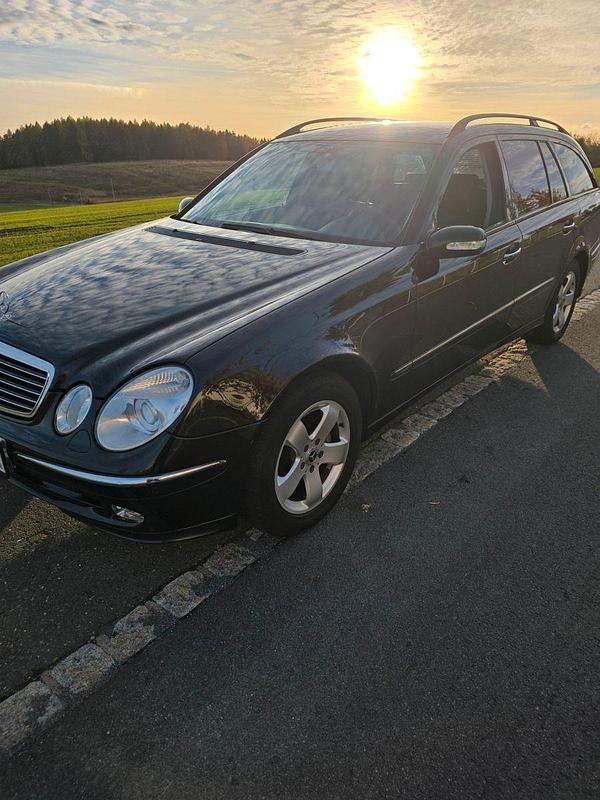 Schwarz Gebraucht 2004 Mercedes E320 Avantgarde Kombi | 4.550 € (Etwas zu teuer) - Bild 1/4