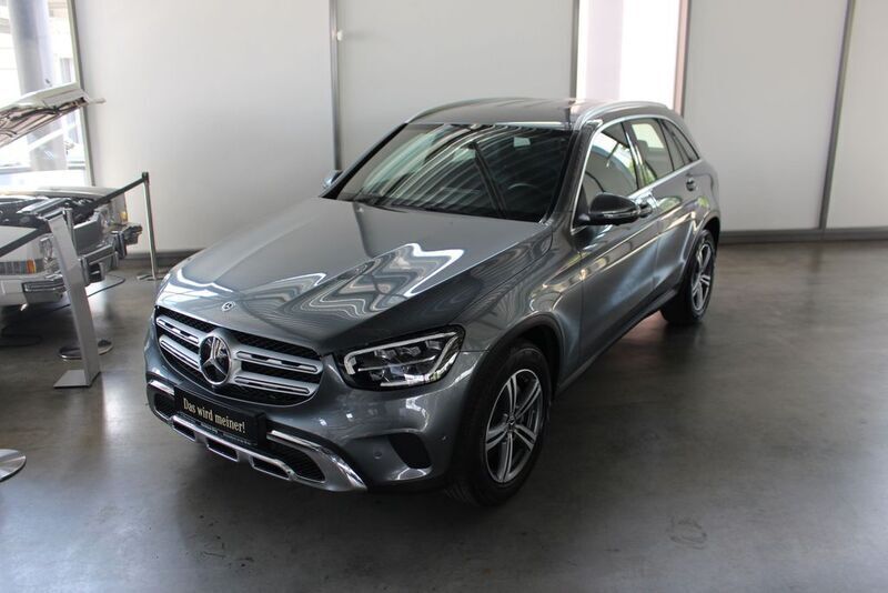 Grau , selenitgrau metallic Gebraucht 2020 Mercedes GLC220 Exclusive Limousine | 39.850 € (Guter Preis) - Bild 1/4